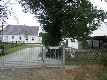 Eingangsbereich mit großem Parkplatz