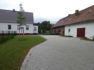 Eingangsbereich mit großem Parkplatz
