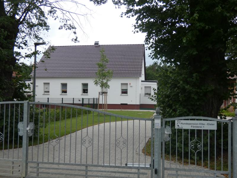 Eingangsbereich mit großem Parkplatz