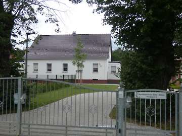 Eingangsbereich mit großem Parkplatz